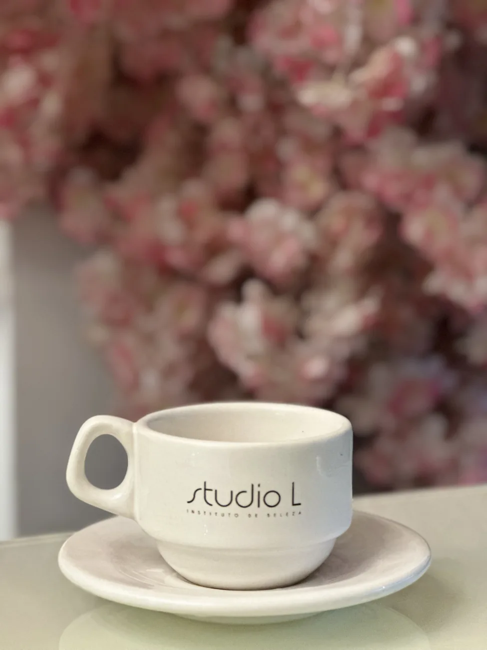 Café servido em xícara do Studio L